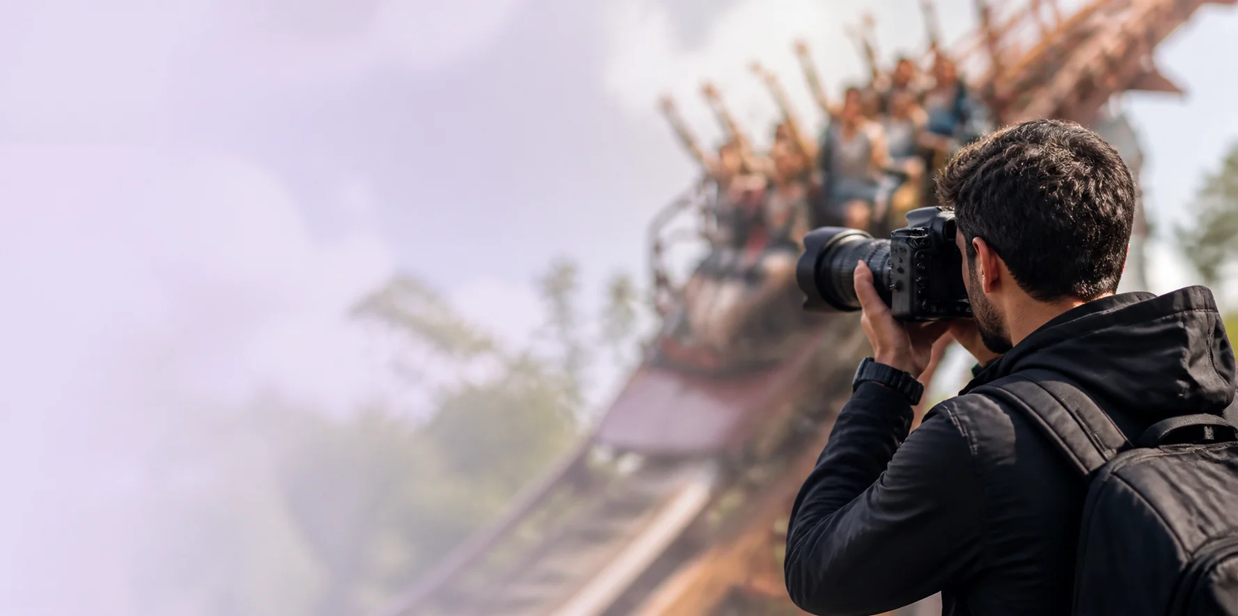 Fotógrafo profesional capturando visitantes en una atracción